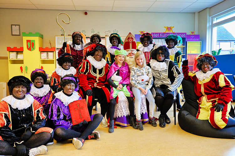 Aankomst van de Sint en zijn Zwarte Pieten in Waarder_112